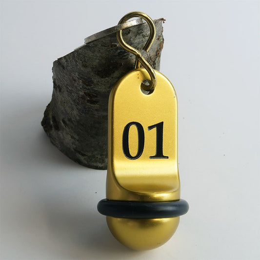 Porte-clé en aluminium petit modèle en aluminium anodisé or, avec gravure personnalisée et mise en laque, idéal pour hôtels et entreprises.