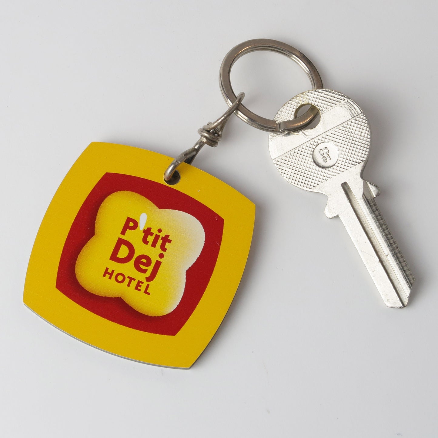 Gros plan sur l’impression numérique UV du logo du porte-clé économique
