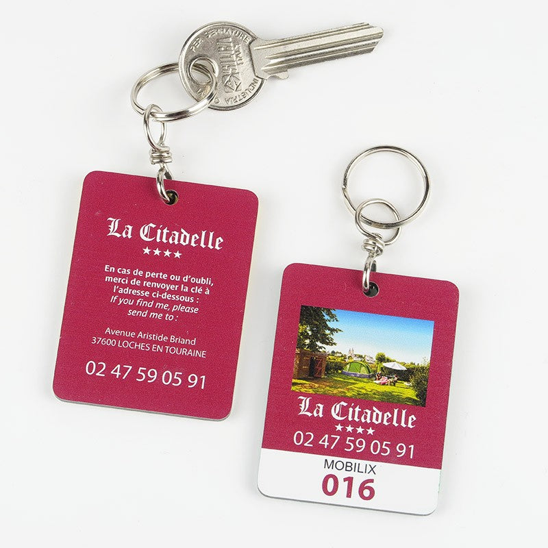 Porte-clé avec une personnalisation recto-verso montrant le logo d’un côté et des informations supplémentaires au verso