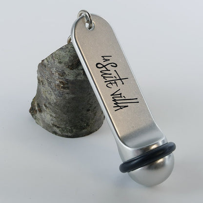 Porte-clé CréoAlu grand modèle en aluminium anodisé argent, avec gravure personnalisée et mise en laque, idéal pour hôtels.