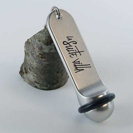 Porte-clé CréoAlu grand modèle en aluminium anodisé argent, avec gravure personnalisée et mise en laque, idéal pour hôtels.